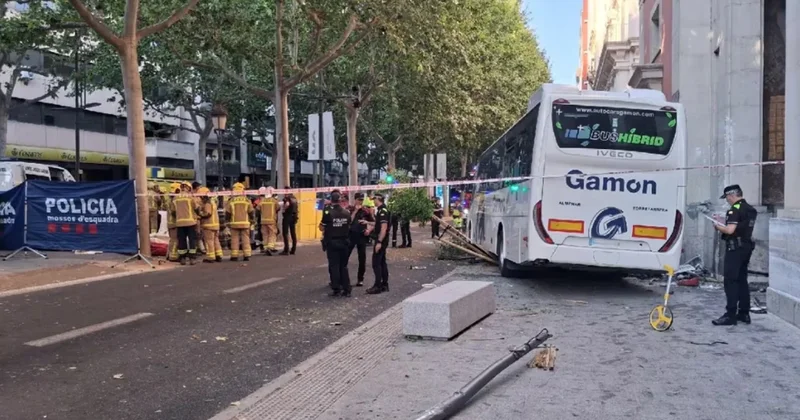В Испании автобус врезался в здание, 43 человека пострадали