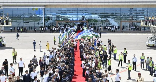 Özbəkistan millisi qəhrəman kimi qarşılandı Şəkillər