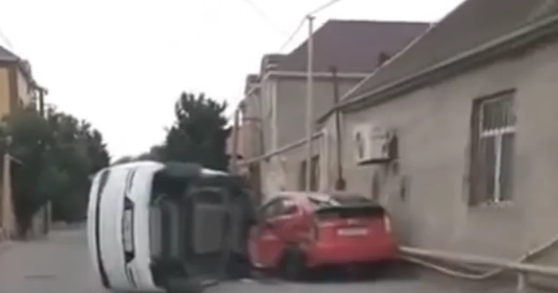 В Баку BYD перевернулся после столкновения с Toyota Prius ВИДЕО