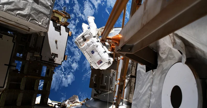 Астронавты NASA успешно завершили выход в открытый космос и отремонтировали Canadarm2