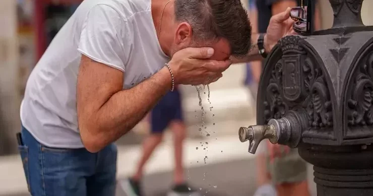 Bu ölkədə bir ayda istidən 1000 dən çox insan ölüb