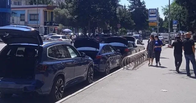 Əhmədlidə sürücülər cərimədən yayınmaq üçün avtomobillərin nömrəsini belə gizlədirlər FOTO