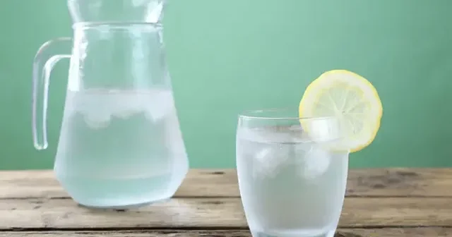 İsti havada buzlu su içmək faydalıdır? Mütəxəssisdən açıqlama