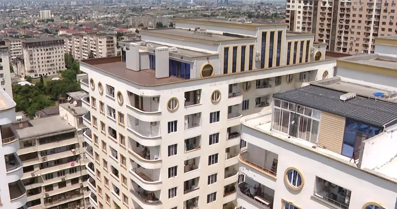 MTK ya ittiham: Sonradan tikilən mərtəbə sakinə baha başa gəldi (VİDEO)