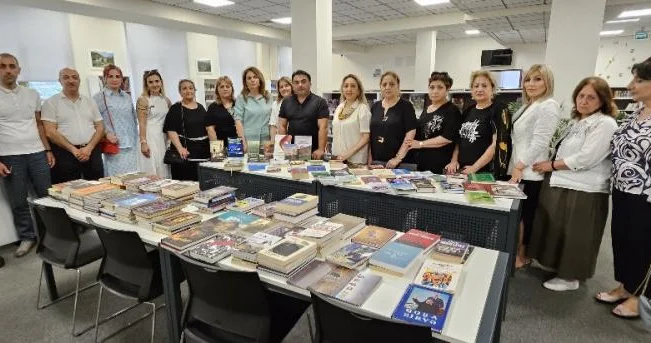 3 nömrəli məktəbdən daha bir nümunəvi təşəbbüs Qarabağ Universitetinə 200 kitab hədiyyə edildi