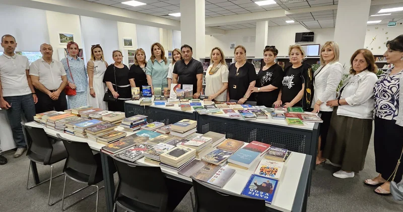 Binəqədi məktəblilərinin Son zəng töhfəsi Qarabağ Universitetinin kitabxanasına təqdim olunub