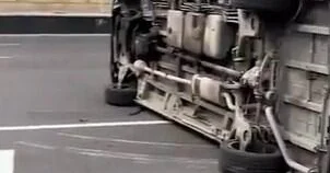В Баку столкнулись два автомобиля, один из них перевернулся ВИДЕО