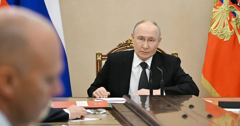 Шесть красных папок заметили на совещании Путина Minval Politika