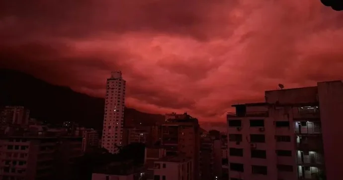 Səma al rəngə boyandı FOTO
