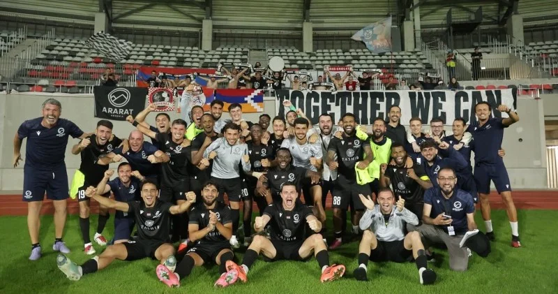 “Ararat” klubu stadiona qondarma rejimin bayrağını çıxartdı