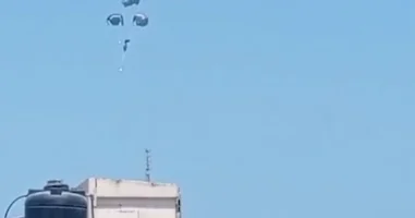 Самолёты из ряда стран сбросили помощь жителям Газы ВИДЕО