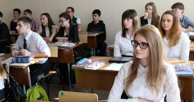 Стало тесно: депутаты не хотят видеть детей мигрантов в старших классах школ России