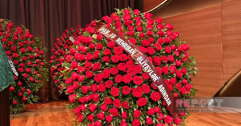 Ильхам Алиев и Мехрибан Алиева отправили венок на церемонию прощания с Арифом Бабаевым