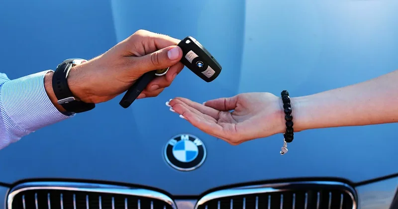 Bakıda alverçi dən BMW alan şəxsin başına oyun açdılar VİDEO