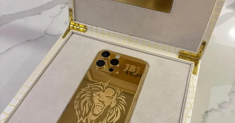 Экс чемпион UFC получил в подарок золотой iPhone