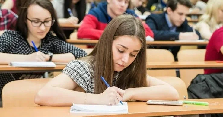 Universitetlərin dolması naminə keçid balını aşağı salmaq çıxış yolu deyil EKSPERT