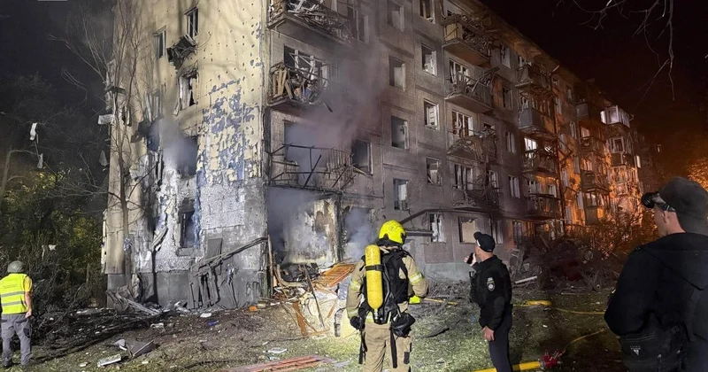 Kiyevdə ölənlərin sayı sürətlə artır: küçələrdə qalmış insan cəsədlərinin yanında telefon zəng çalır... FOTOLAR
