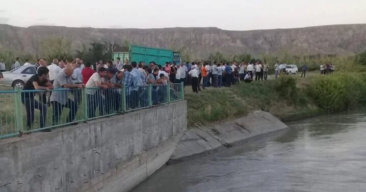 Su kanalı yarıldı: Həyətlər su altında qaldı Video