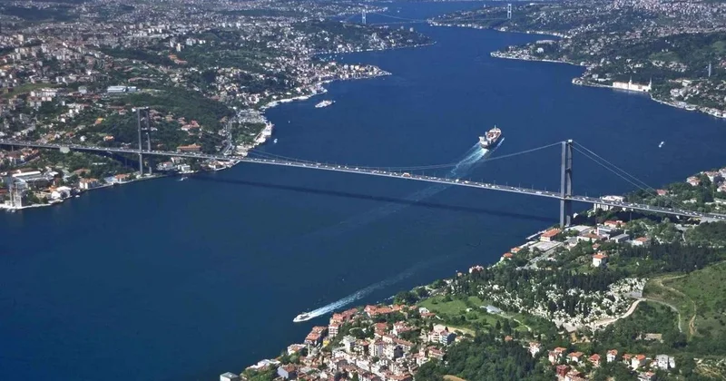 İstanbul sahillərində yük gəmisi saya oturdu: Bosfor boğazında hərəkət dayandı