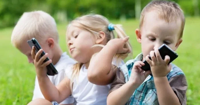 Uşaqların telefon və planşet istifadəsi niyə təhlükəlidir?