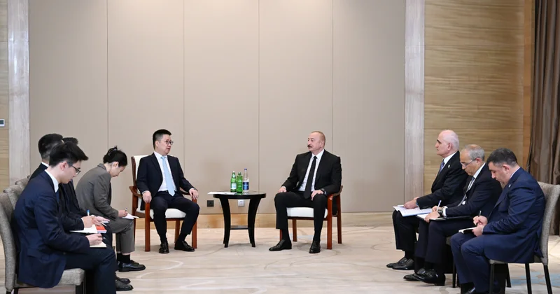 Prezident İlham Əliyev Tiencində “Sichian Sunsync Photovoltaic Technology Co” şirkətinin təsisçisi və sədri ilə görüşüb FOTO