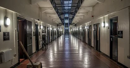 В тюрьме Five Wells уже третий роман надзирательницы с зеками