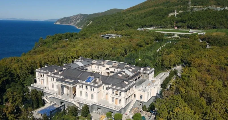Ukrayna dronlarının Putinin sarayı və şərab zavodu yaxınlığında törətdiyi yanğın 4 gündən sonra söndürüldü...