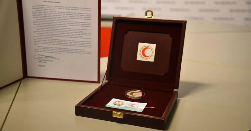 Qızıl Aypara Cəmiyyəti Trend İnformasiya Agentliyini 100 illik yubiley medalı ilə təltif edib FOTO