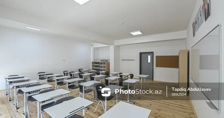 Директору столичного гуманитарного лицея запретили выезд из страны