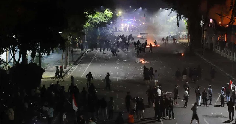 İndoneziyada ara qarışıb: Millət vəkillərinə verilən...