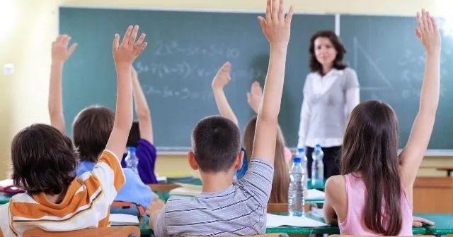 Yunanıstanda 700 dən çox məktəb BAĞLANIR