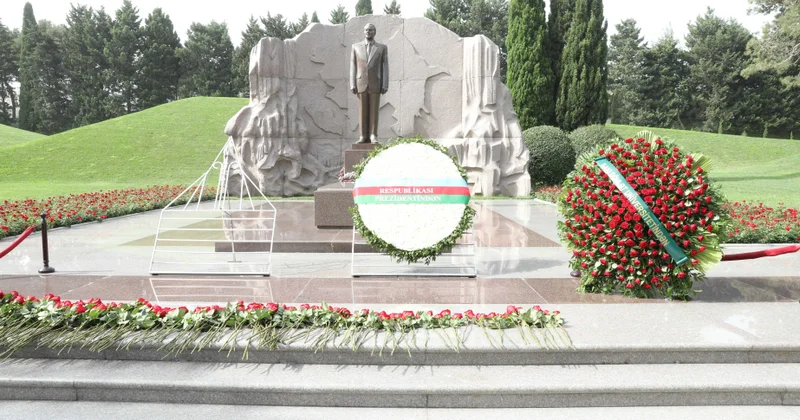 BDU nun kollektivi Ulu Öndər Heydər Əliyevin məzarını ziyarət edib