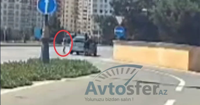 Boyu sükana çatmayan azyaşlı şəhərin mərkəzində maşın sürdü: Təhlükəli anlar VİDEO
