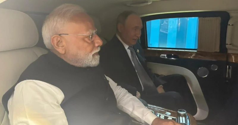 Modi Putinin maşınında onunla 1 saat danışıb