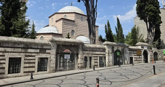 Keçmişi və gələcəyi dəyişdirən vəfa ... Uzun yolda tanıdığın mərahim yalnızlığı unutdurar Video