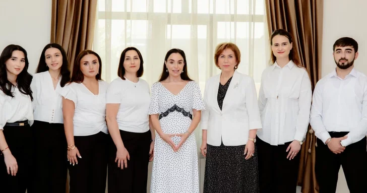 Лейла Алиева ознакомилась с условиями, созданными в СЦР для детей Возьми меня за руку