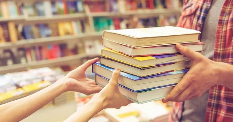 Təhsildə gizli ticarət: Müəllimlər kitab satır?