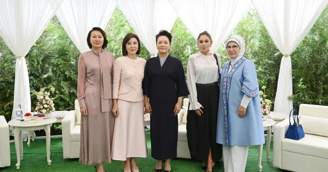 Mehriban Əliyeva Bişkekdə dekorativ tətbiqi sənət ustalarının əl işlərindən ibarət sərgi ilə tanış olub
