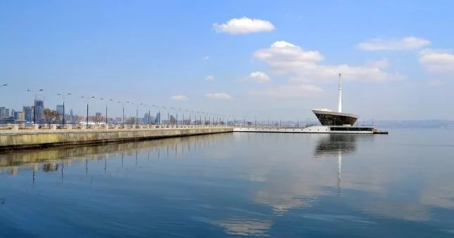 Bakı buxtasında suyun səthi neft ləkələrindən təmizlənəcək