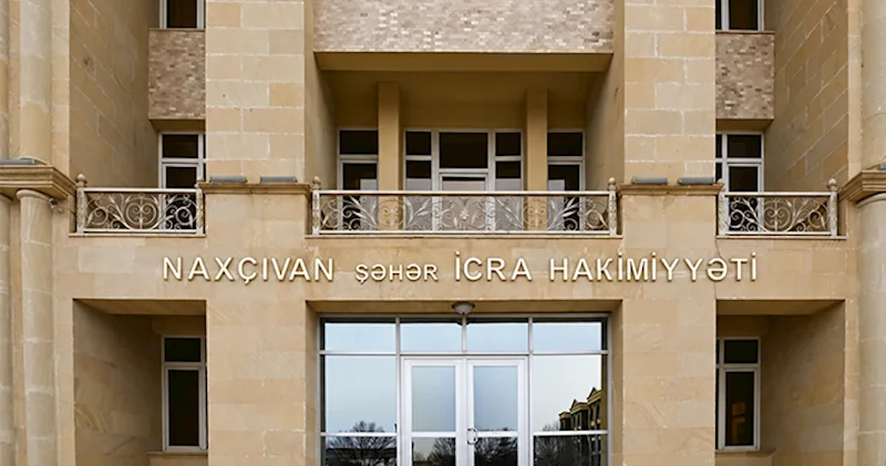 Naxçıvan İcra Hakimiyyəti 230 min manata işıq dirəkləri və park oturacaqları alır