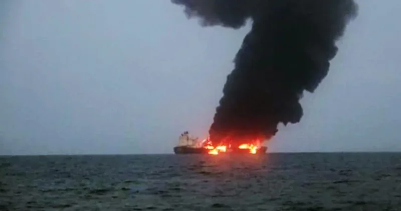 Oman sahillərində Hörmüz boğazından keçən tankerə hücum edilib FOTO