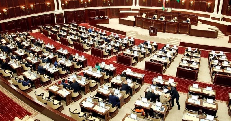 Deputatlar məktəb illərini necə xatırlayır? Müəllim məni döyürdü