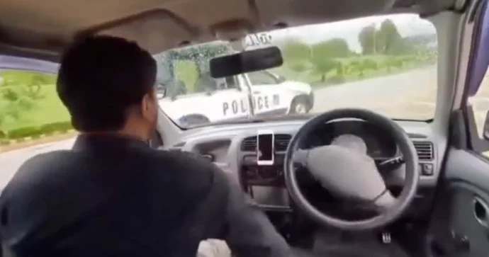 Sürücüsüz avtomobil polis maşınına çırpıldı VİDEO