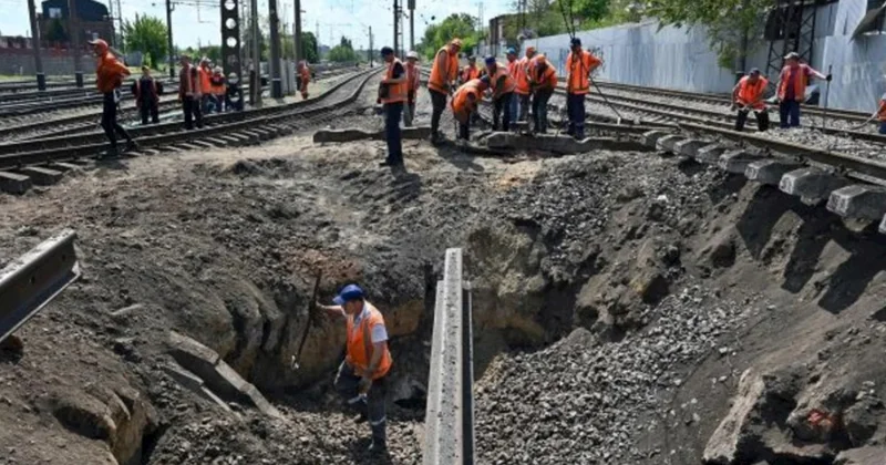Rusiya Ukrayna Dəmir Yolları nın Kiyevdəki anbarına zərbə endirib, yeddi nəfər həlak olub