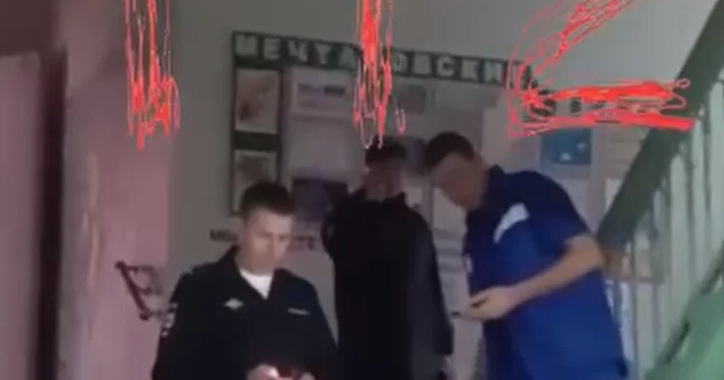 Məktəbdə insident: 7 ci sinif şagirdi fizika müəlliminə bıçaqla hücum etdi VİDEO