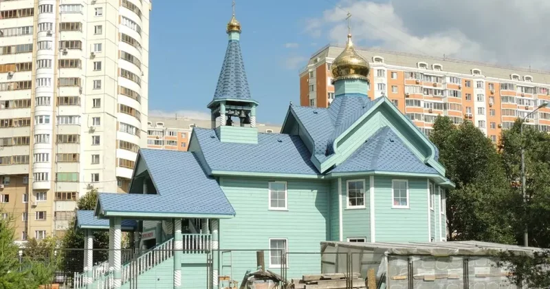 Мужчина с лопатой напал на людей у московской церкви