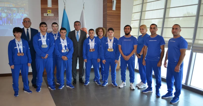 Avropa birinciliyində 15 medal qazanmış ağırlıqqaldıranlarla görüş keçirilib FOTO