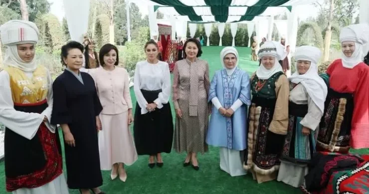 Birinci xanımlar Bişkekdə sərgidə FOTOLENT