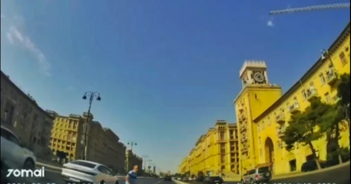 Yeddi zolaqlı yolu qaçaraq keçən yaşlı kişi qəza vəziyyəti yaratdı VİDEO