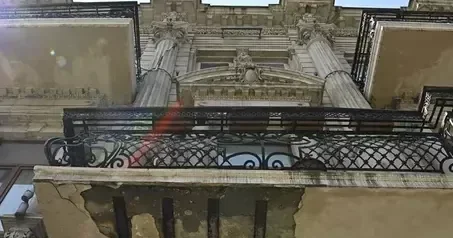 В центре Баку с балкона старого дома обрушилась штукатурка